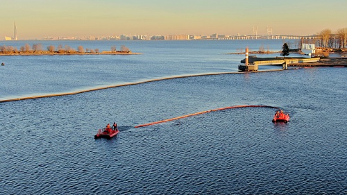 В Большом порту Санкт-Петербурга состоялись учения по ликвидации нефтеразлива