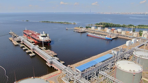 Петербургский нефтяной терминал сократил объем перевалки в первом полугодии